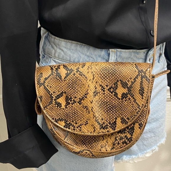 URBAN OUTFITTERS Faux Snakeskin Crossbody NWOT - Picture 3 of 12